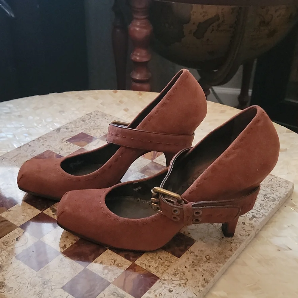 Vince Camuto - Picture 3 of 8